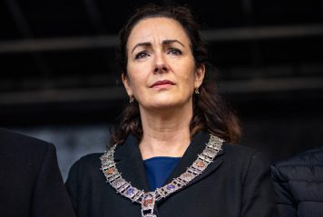 דאצ׳ניוז: בנה של ראשת העיר אמסטרדם נעצר בחשד לפריצה ונשיאת נשק