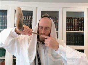 איזה דגל נרים השנה?