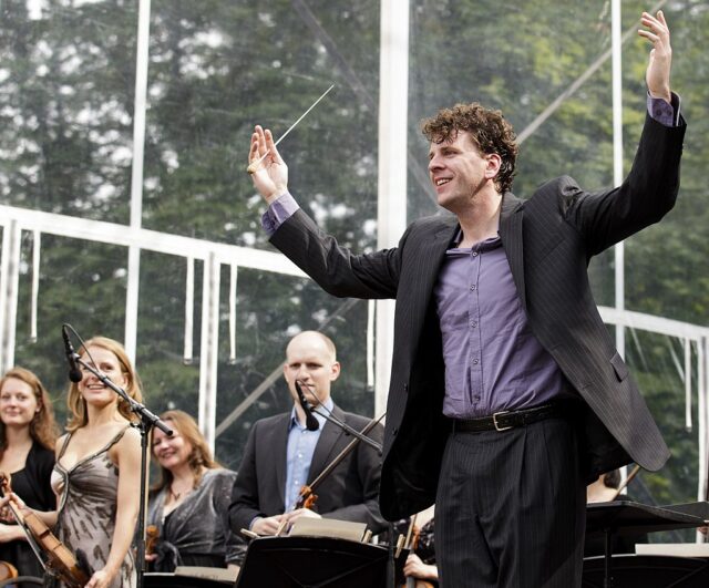 1024px-Het_Koninklijk_Concertgebouworkest_op_het_Nationaal_Concert_2011_(5831622357)