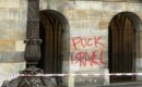 גרפיטי על ארמון המלוכה באמסטרדם: ״Fuck Israel"