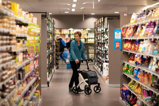 free-photo-of-woman-doing-grocery-shopping