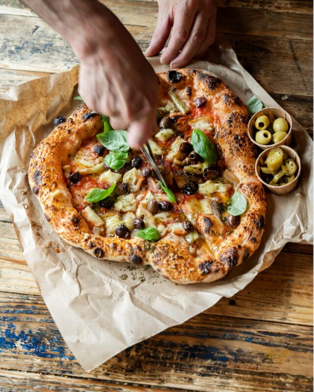 Pizza marinara con melanzane e olive