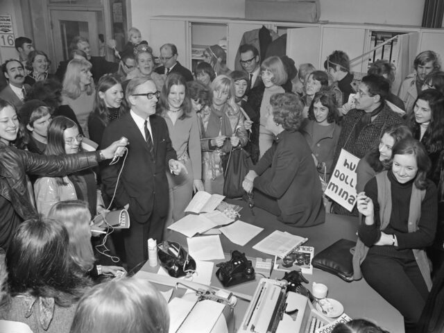 Dolle Mina's in de redactielokalen van Margriet (1970)