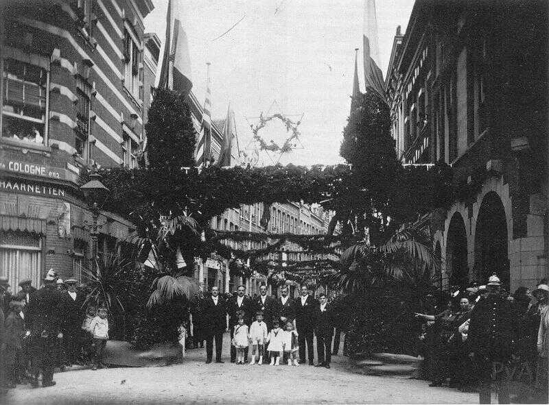 helmersstraat_jodenbuurt_rotterdam1921.jpg(mediaclass-landscape-large.f8e0c8814204b21f42942bc52bb8266918934a51) (1)