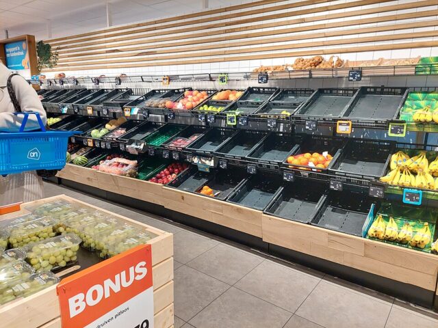 Lege_schappen_door_een_staking_bij_Albert_Heijn_in_2023